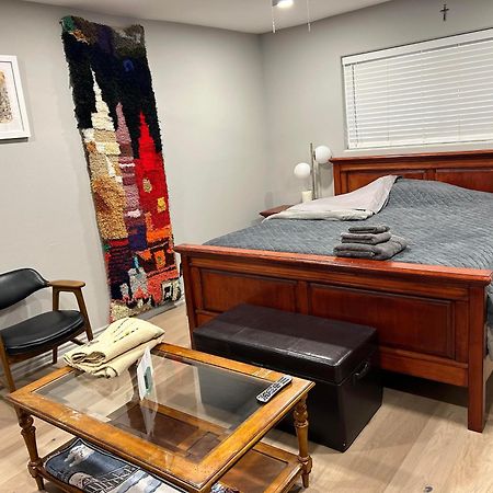 A Luxury Master Bedroom In A Condo Los Angeles Eksteriør bilde