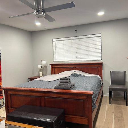 A Luxury Master Bedroom In A Condo Los Angeles Eksteriør bilde